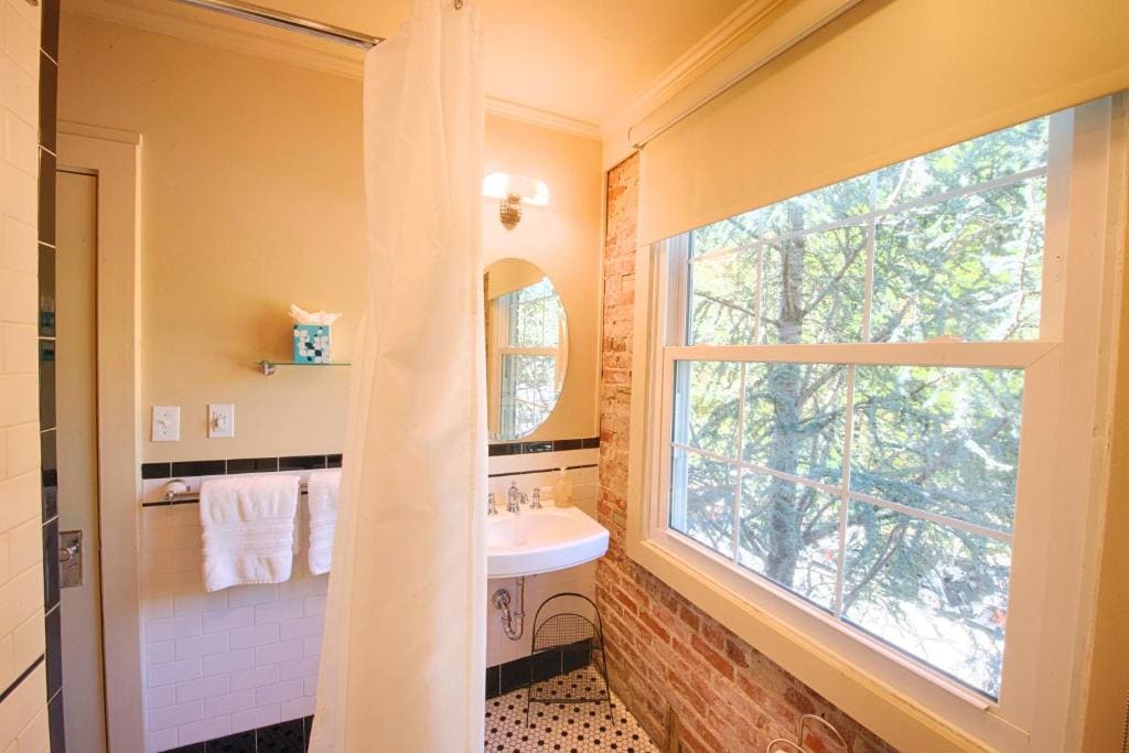Dogwood Lodge Room room - Image 2