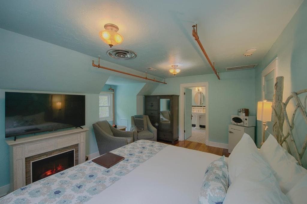 Laurel Lodge Mini Suite room - Image 3