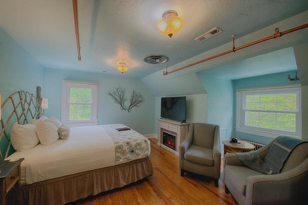 Laurel Lodge Mini Suite room - Image 2