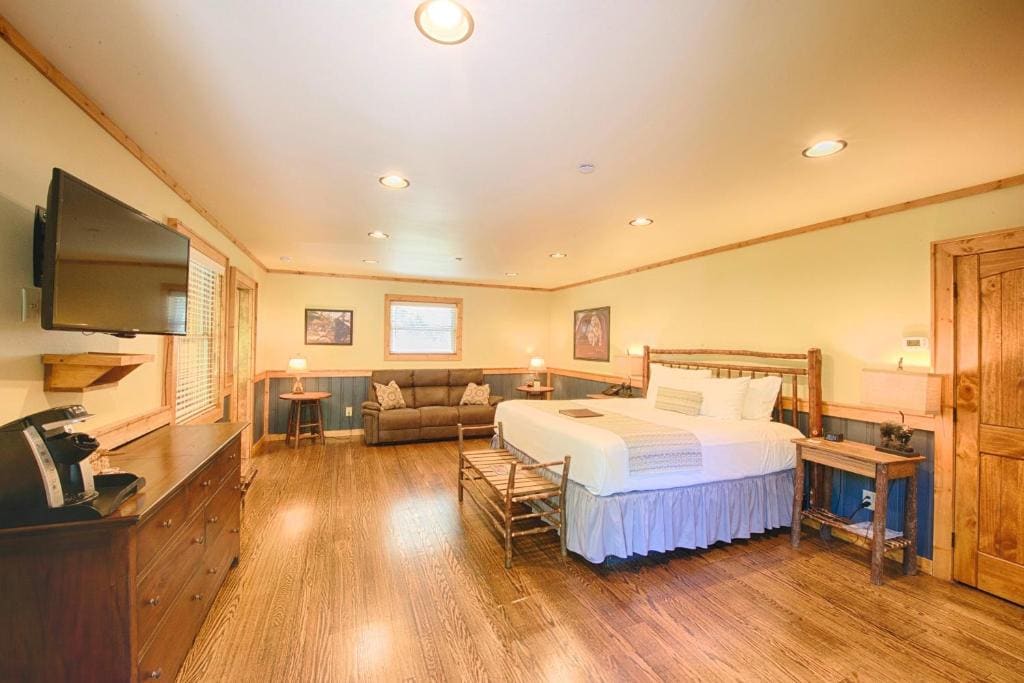 Rhododendron Lodge Suite room - Image 1