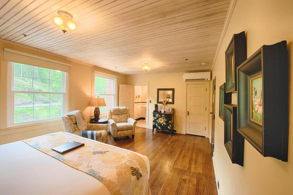 Sunflower Lodge Room room - Image 3
