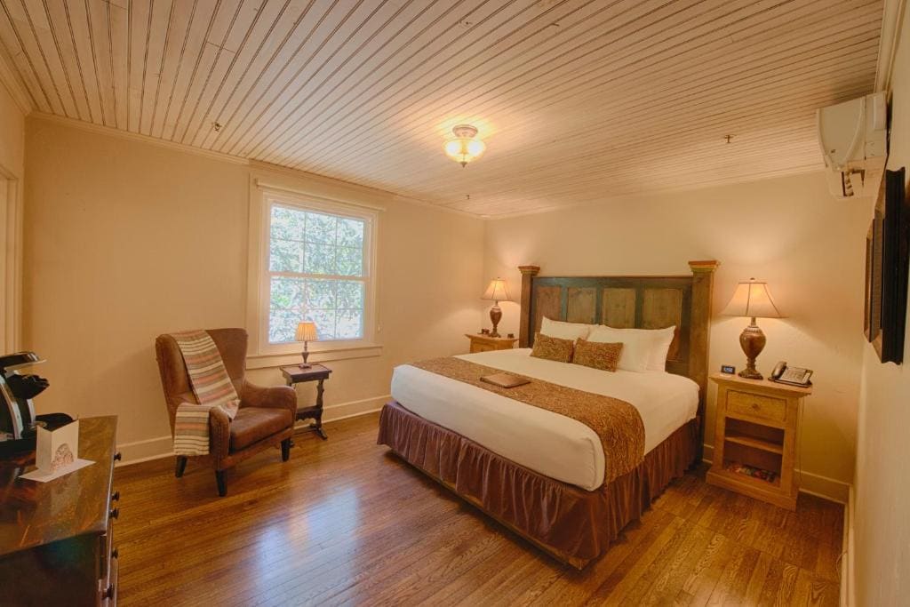 Deluxe King Room room - Image 1