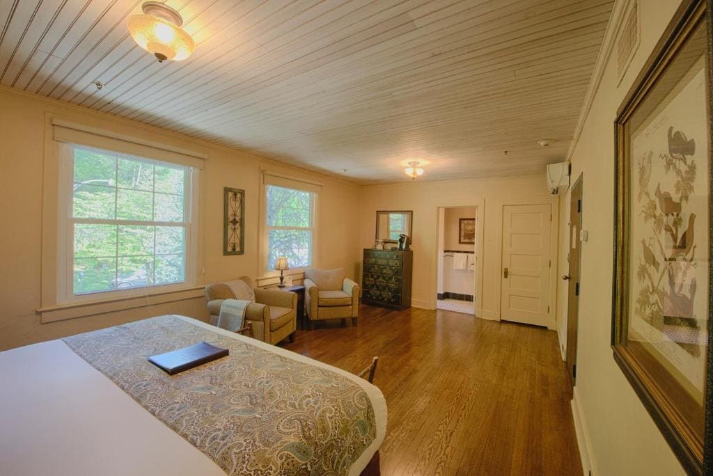 Dogwood Lodge Room room - Image 1