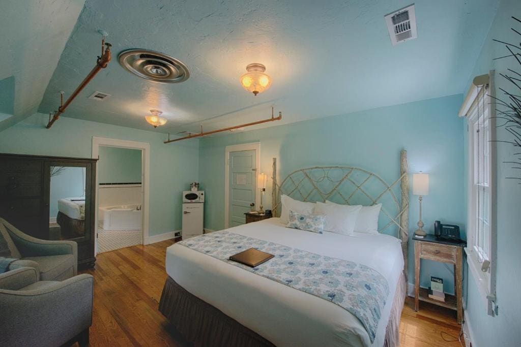 Laurel Lodge Mini Suite room - Image 1