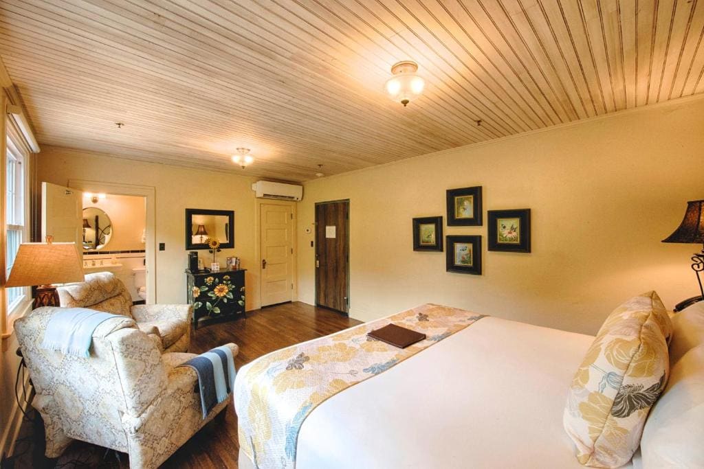 Sunflower Lodge Room room - Image 1