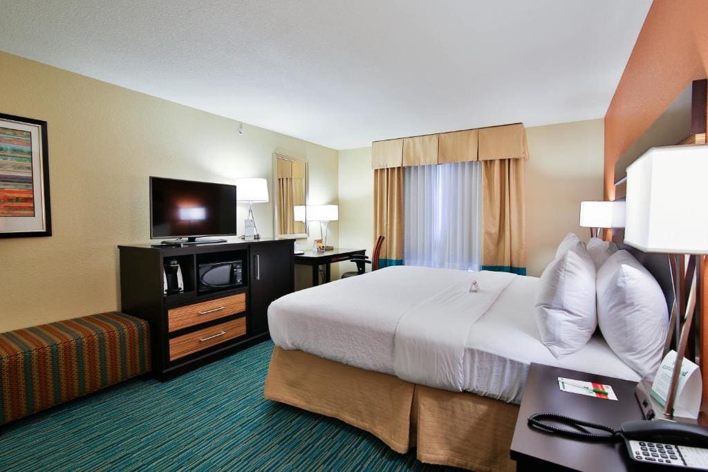 Standard King Room - Communications Accessible room - Image 1