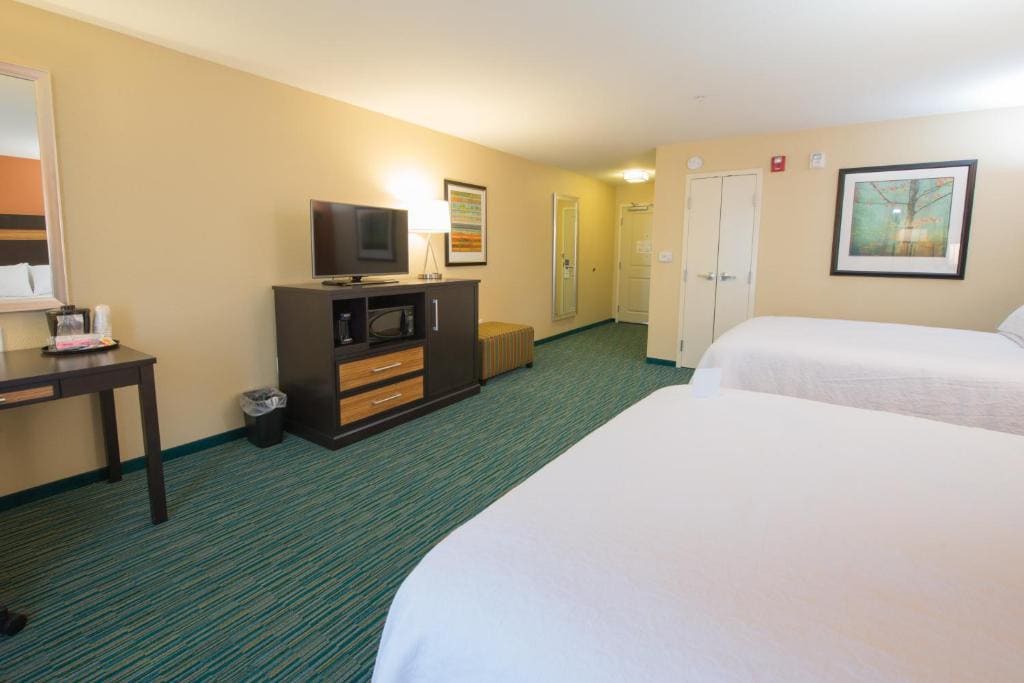 Standard King Room - Communications Accessible room - Image 3