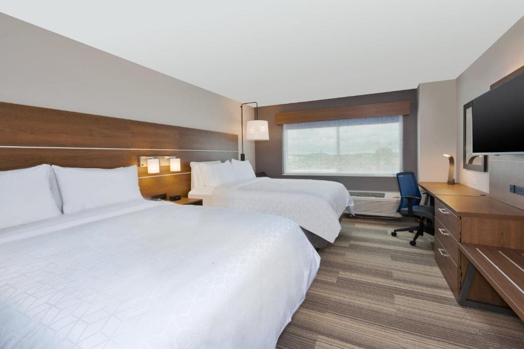Standard Room with Two Queen Beds room - Image 2