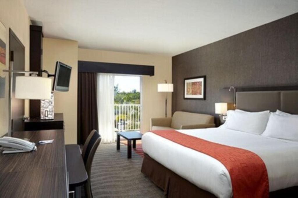 Standard King Room with Sofa Bed room - Image 1