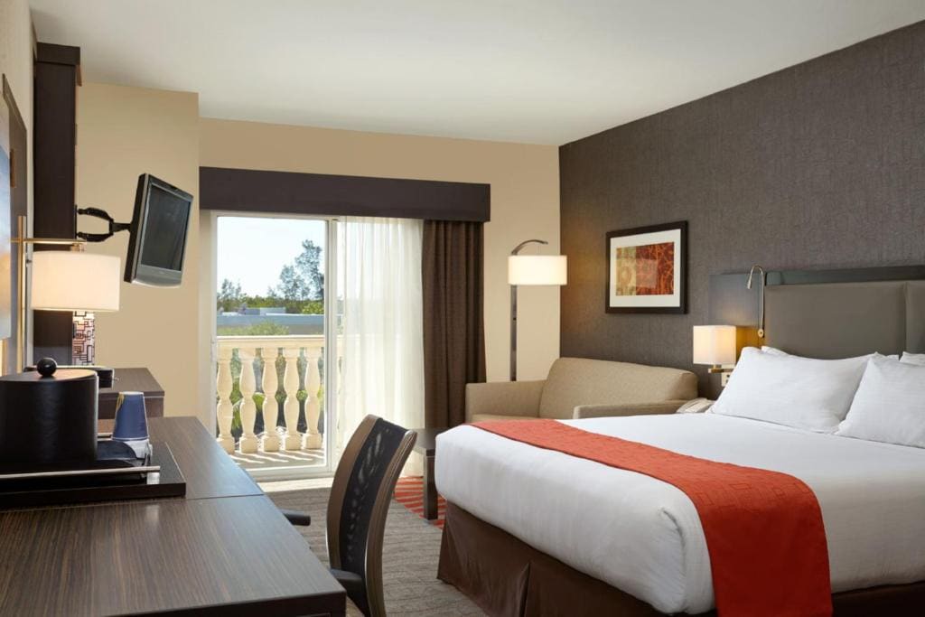 Standard King Room with Sofa Bed and Balcony - Pool View room - Image 1