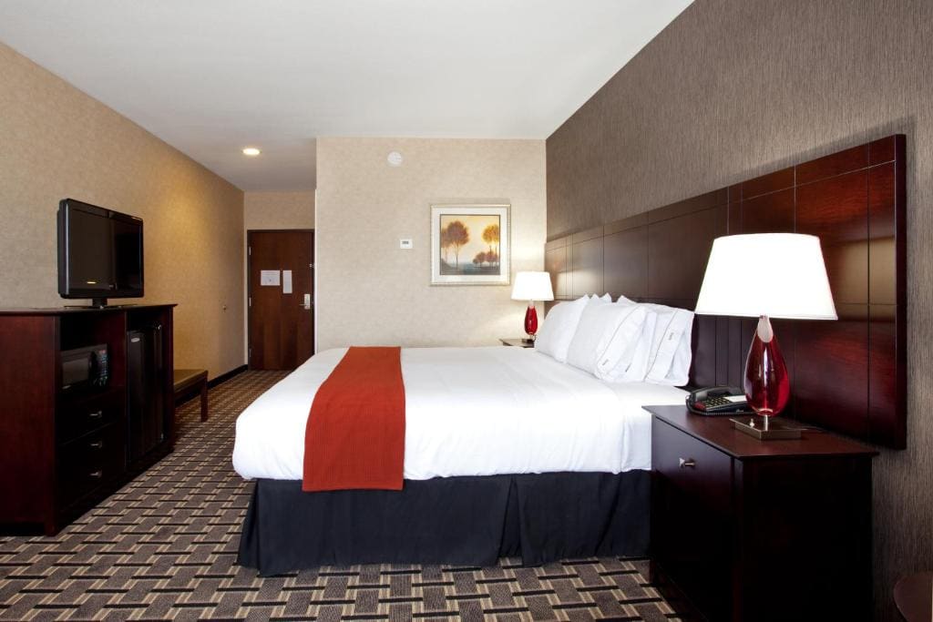 Standard King Room - Communications Accessible room - Image 1