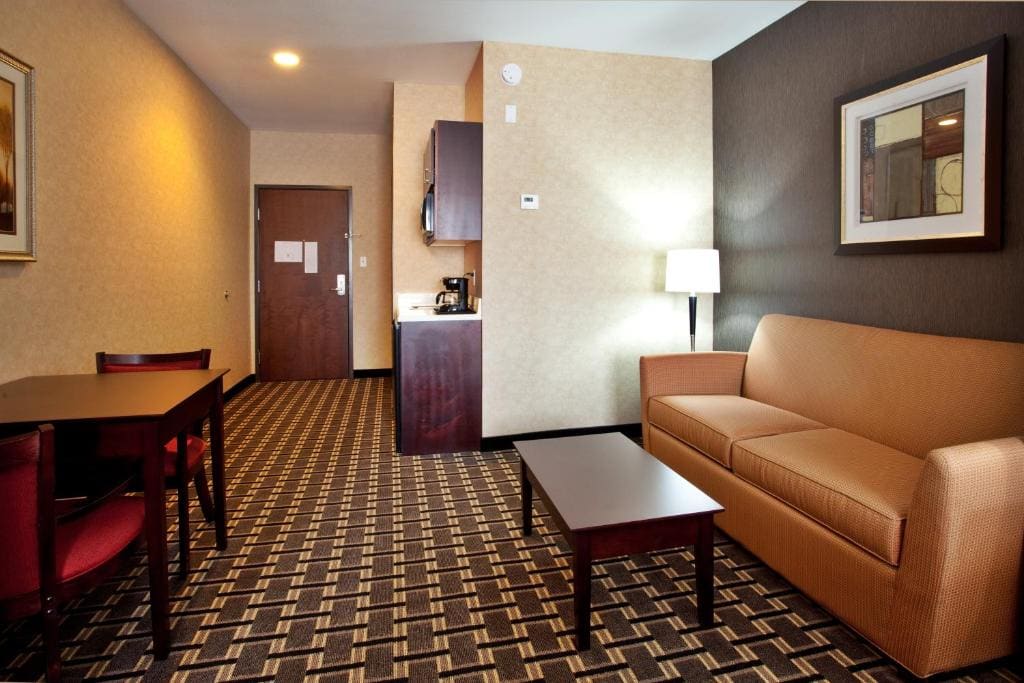 One-Bedroom King Suite room - Image 1