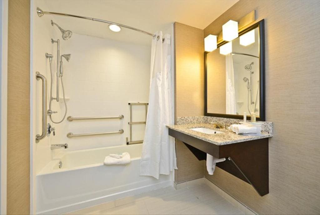 Standard Queen Room with Two Queen Beds - Communications Accessible room - Image 3
