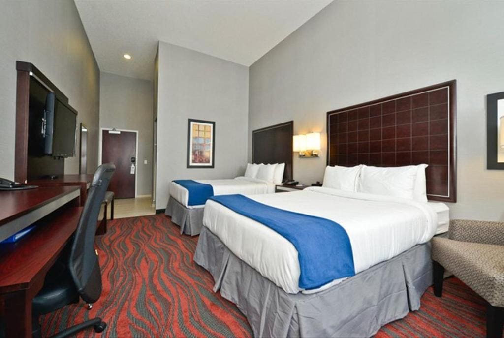 Standard Queen Room with Two Queen Beds - Communications Accessible room - Image 1
