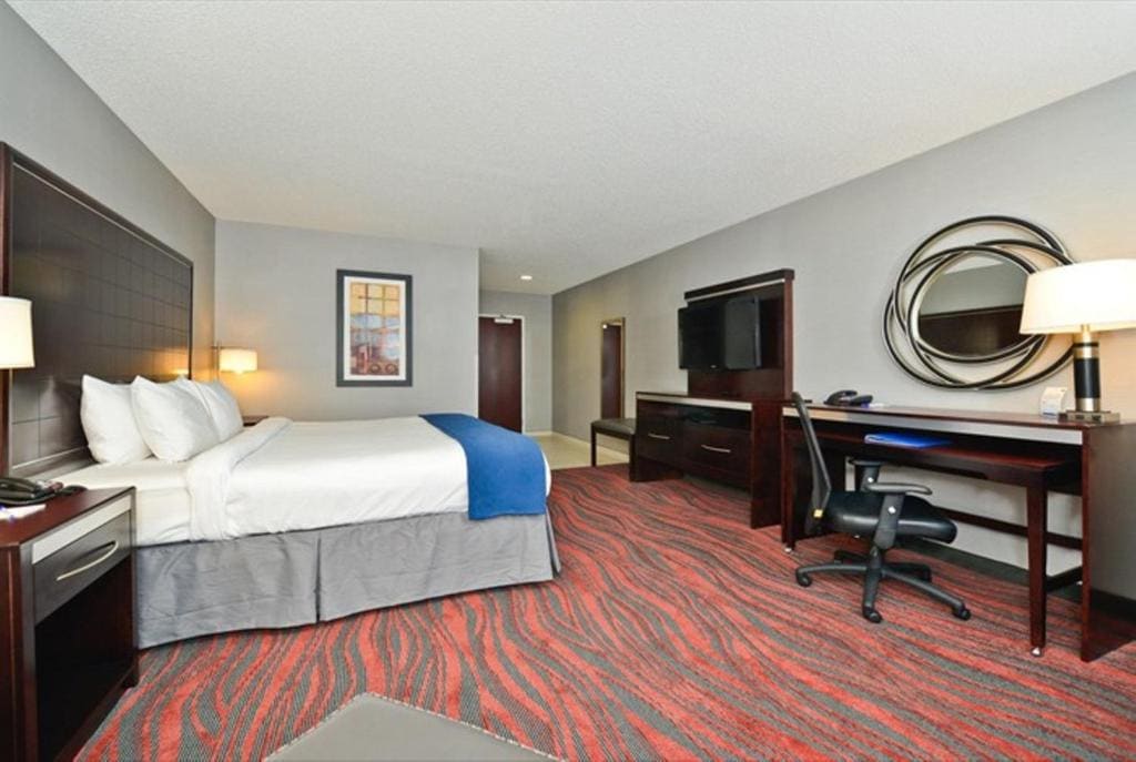 King Room with Roll-In Shower - Disability Access room - Image 1