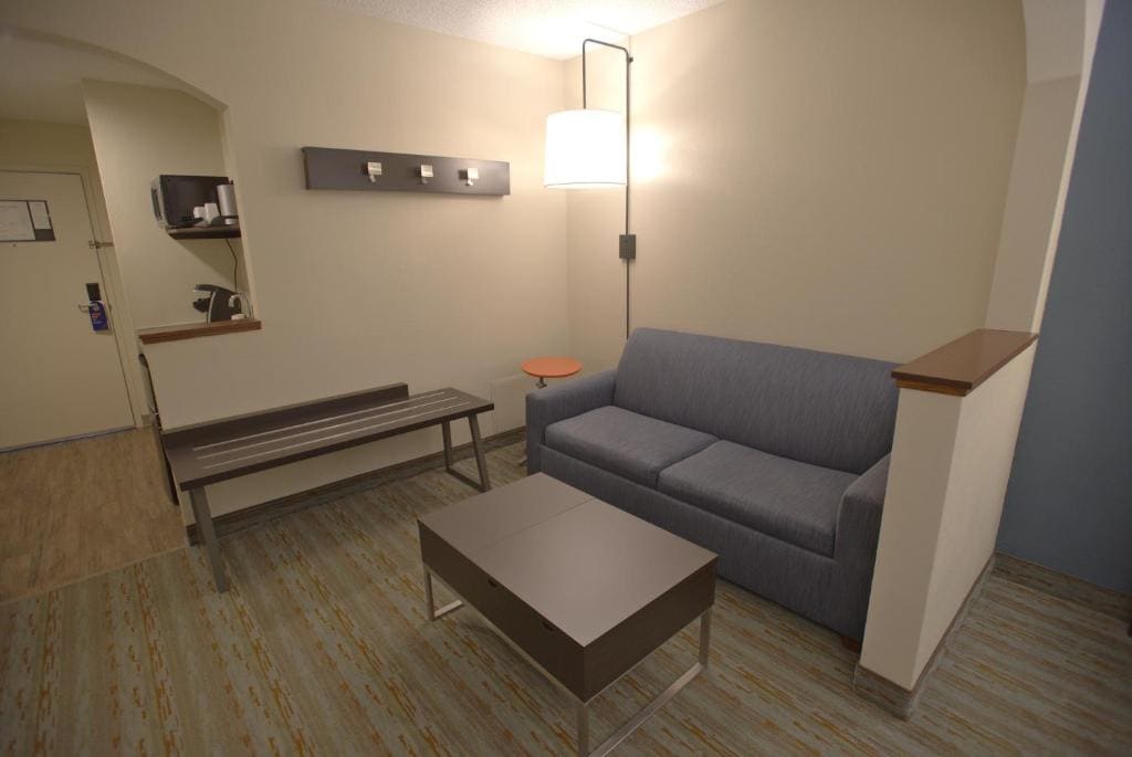 Suite with Mobility Accessible Tub - Non-Smoking room - Image 3