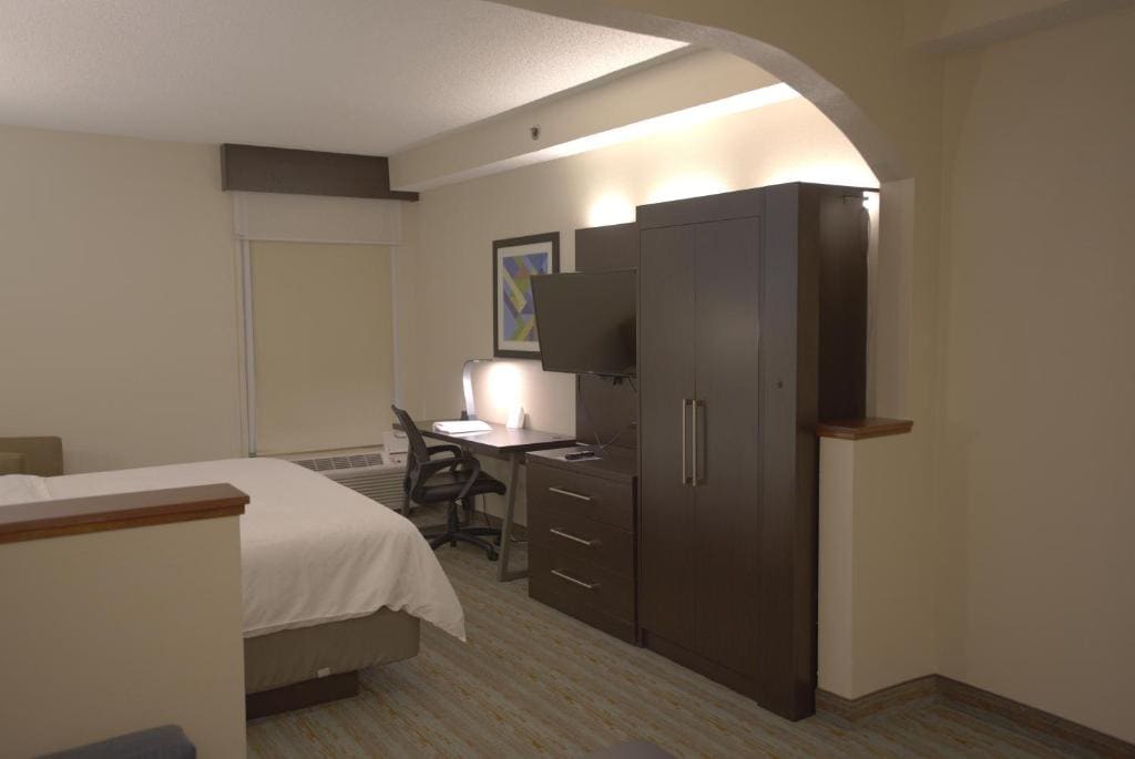Suite with Mobility Accessible Tub - Non-Smoking room - Image 2