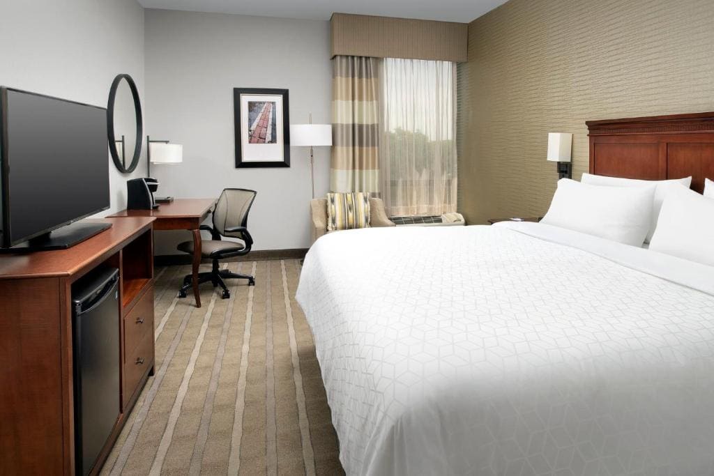 Standard King Room with Roll-In Shower - Mobility Access room - Image 1