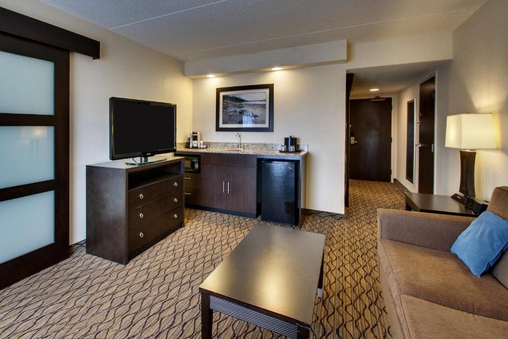One-Bedroom Suite room - Image 2