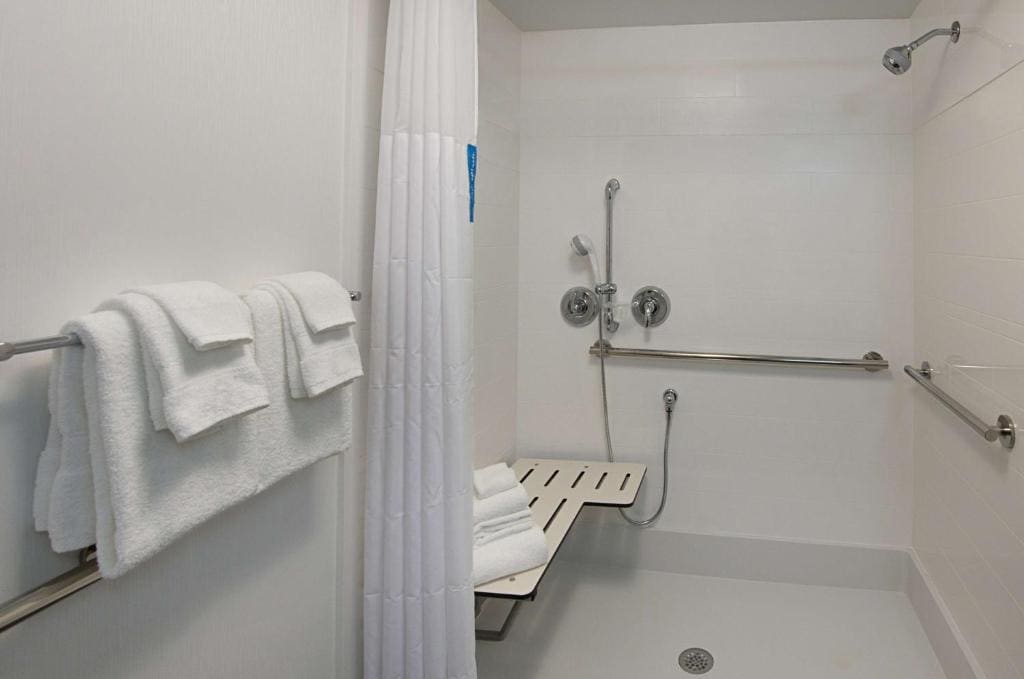 King Room with Roll-In Shower - Mobility and Hearing Access/Non-Smoking room - Image 3
