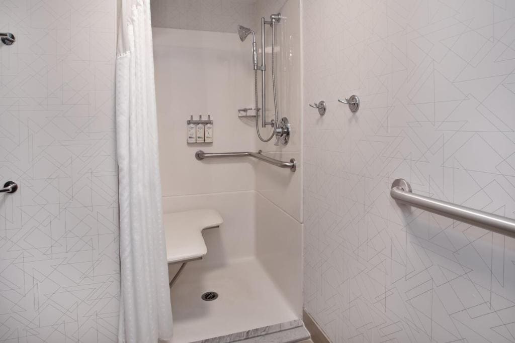 Standard Queen Room with Roll In Shower - Mobility Accessible room - Image 1
