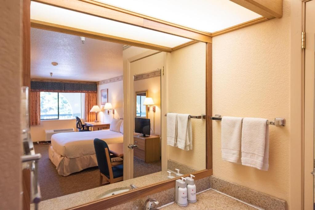 The Redwood King room - Image 2