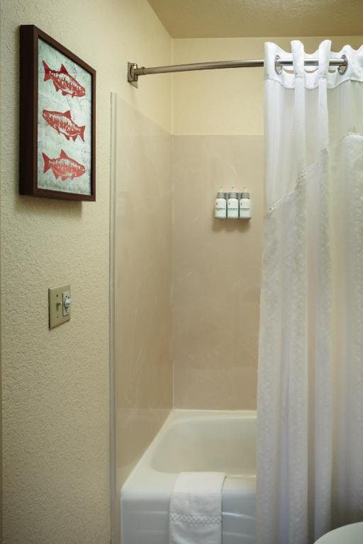 The Redwood Double Queen room - Image 3