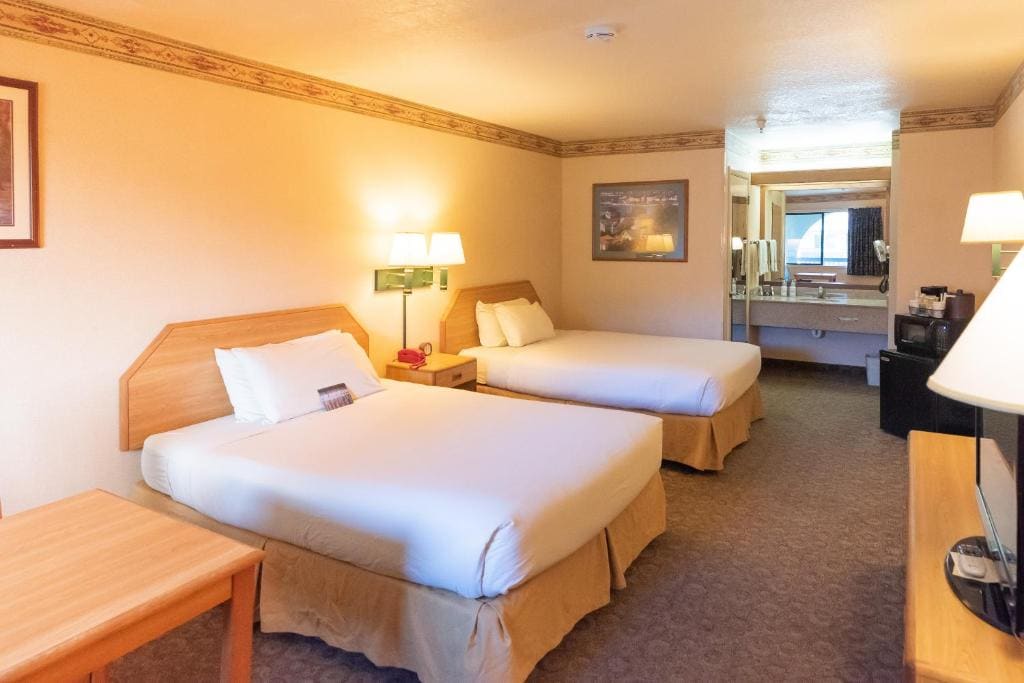 The Redwood Double Queen room - Image 1