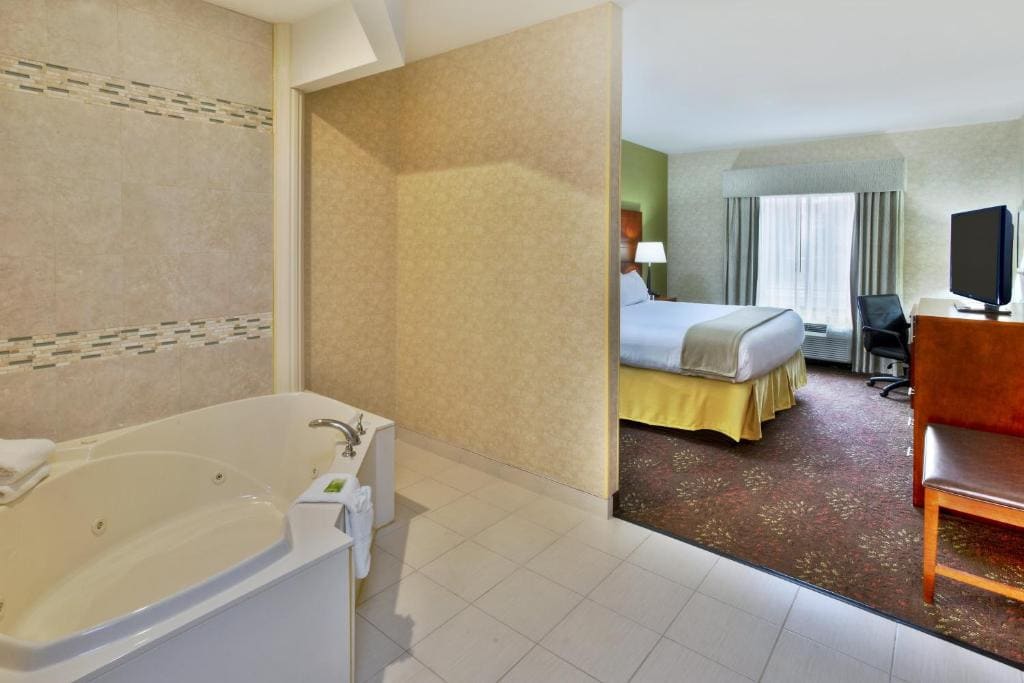 King Suite with Spa Bath room - Image 1