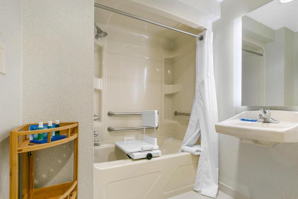Queen Room - Disability Access room - Image 2