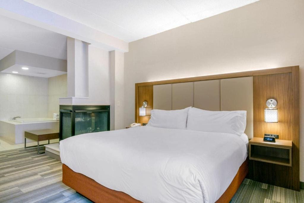 King Suite with Jetted Tub room - Image 2