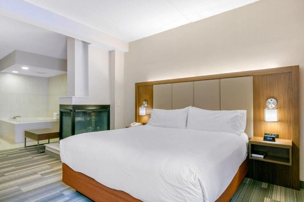 King Suite with Jetted Tub room - Image 1