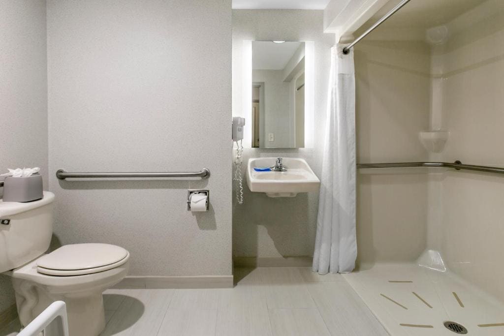 Queen Room with Roll in Shower - Non-Smoking room - Image 1