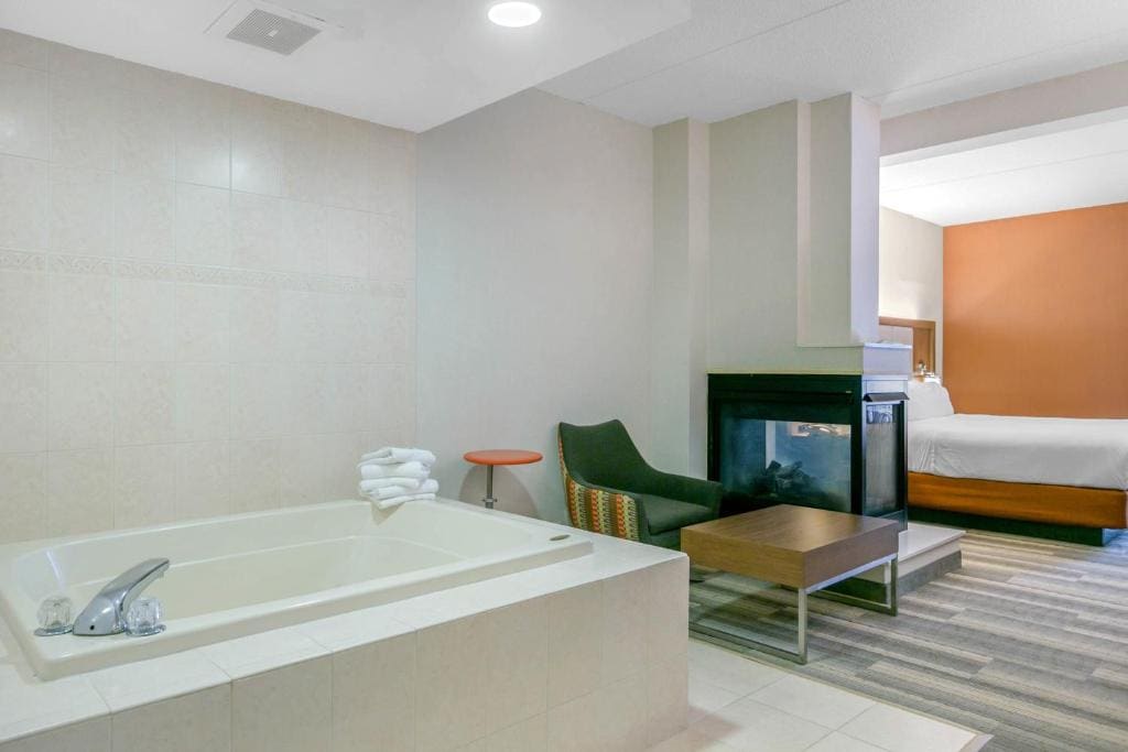 King Suite with Jetted Tub room - Image 3
