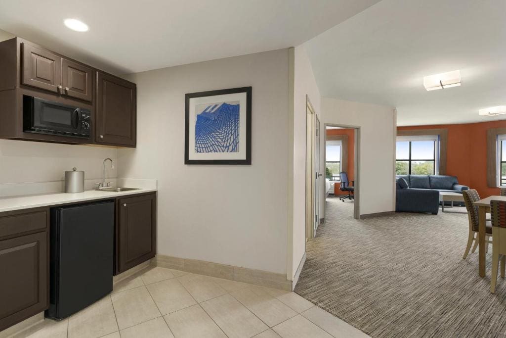 One-Bedroom King Suite room - Image 2