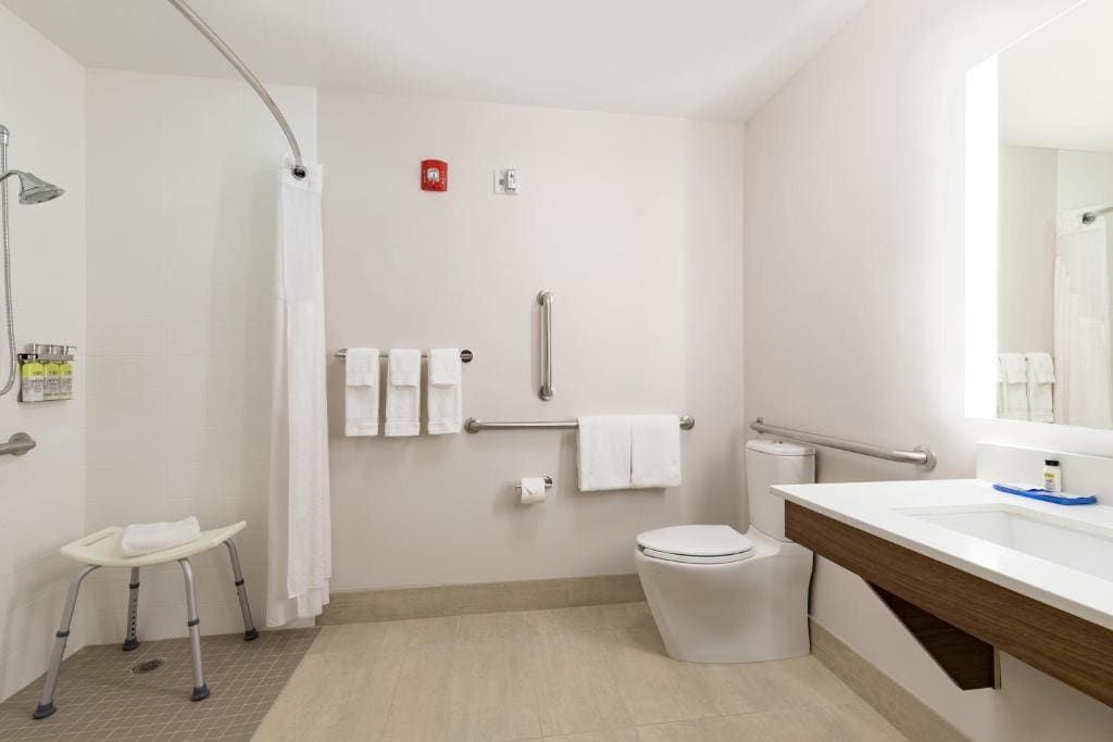 King Room - Mobility Access/Roll in Shower - Non-Smoking room - Image 2