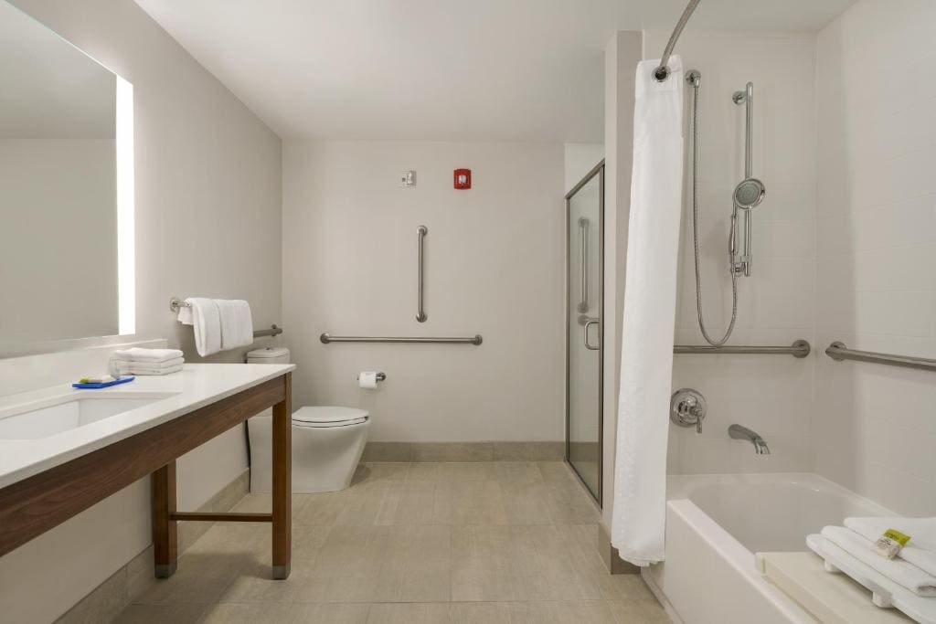 Deluxe Suite - Mobility Accessible - Non-Smoking room - Image 1