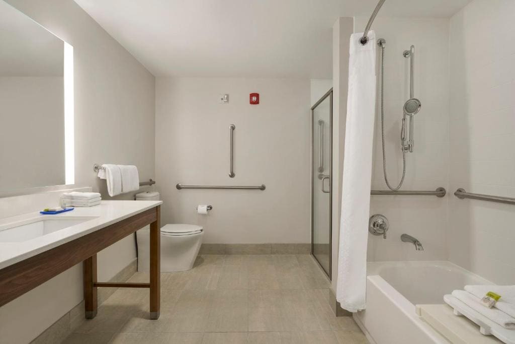 King Suite - Disability Access/Non-Smoking room - Image 1