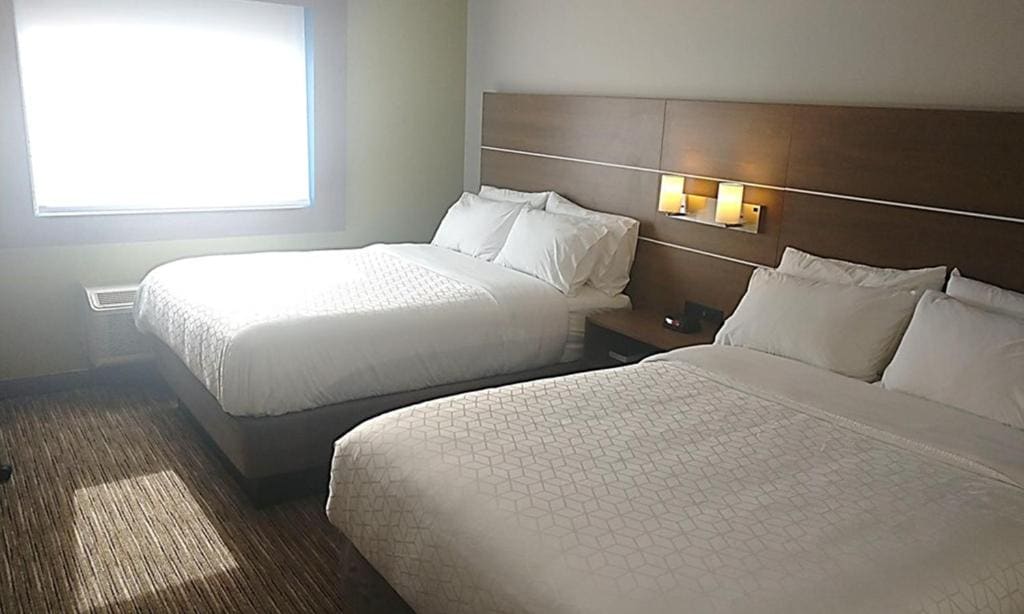 Standard Queen Room with Two Queen Beds and Tub - Mobility/Communications Accessible room - Image 1