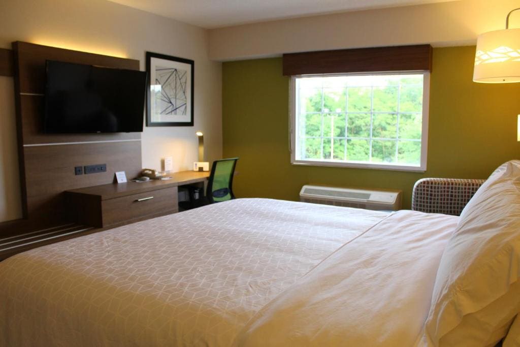 King Room with Hearing Accessible Roll In Shower - Non-Smoking room - Image 1