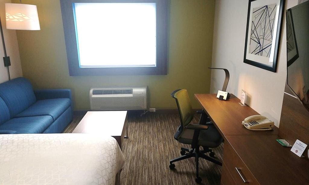 Standard Queen Room with Sofa Bed room - Image 2