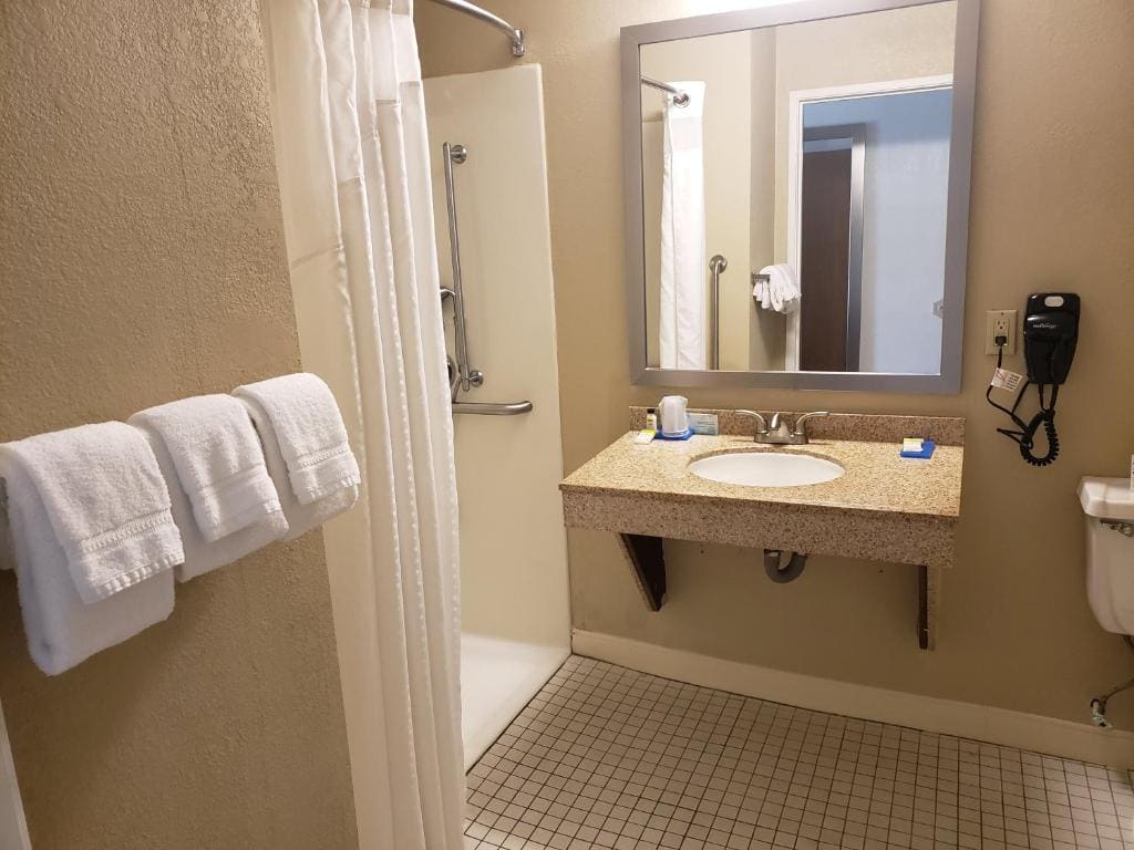 Queen Studio - Disability Access/Roll-in Shower/Non-Smoking room - Image 1