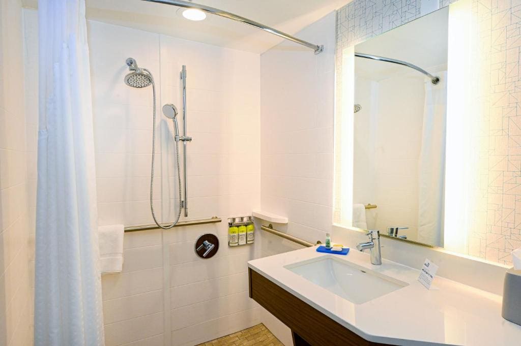 Standard Queen Room with Two Queen Beds and Mobility Accessible Tub room - Image 2