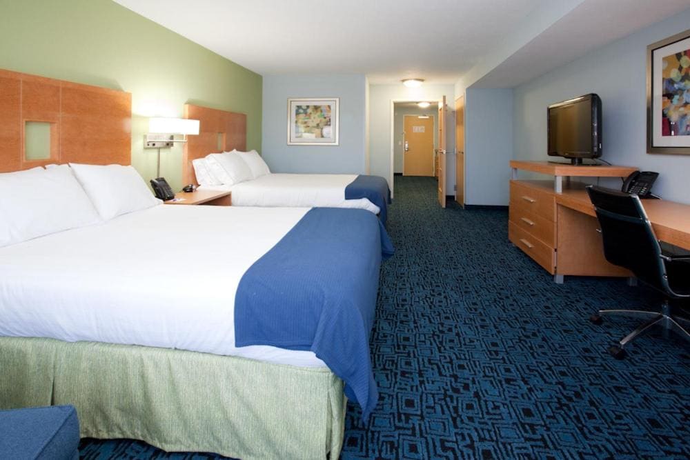 Standard Room with Two Queen Beds room - Image 1