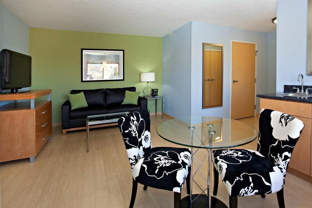 One-Bedroom King Suite room - Image 2
