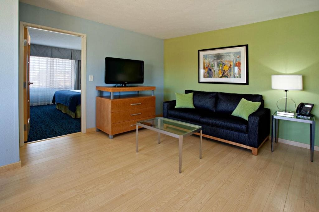 One-Bedroom King Suite room - Image 1