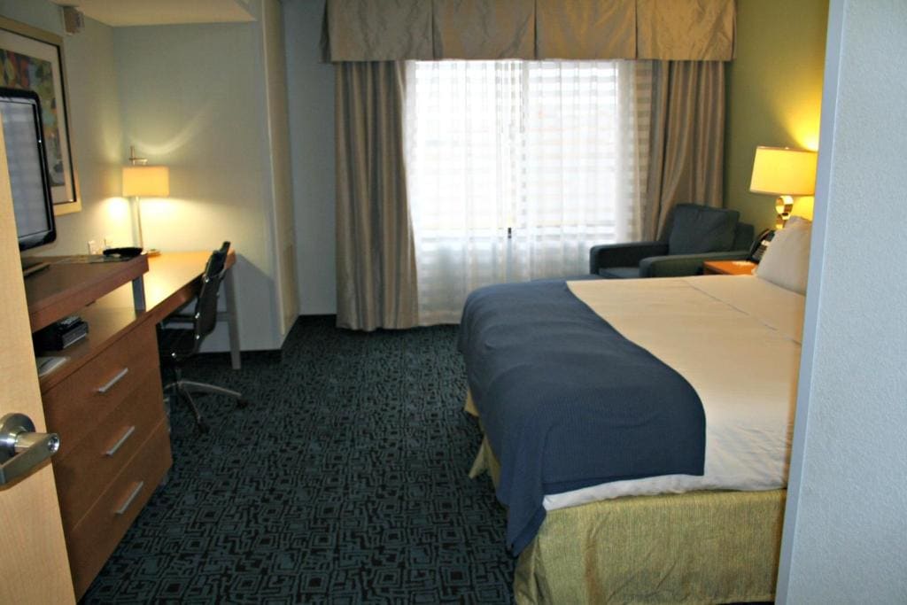 King Room - Hearing Access - Non-Smoking room - Image 1