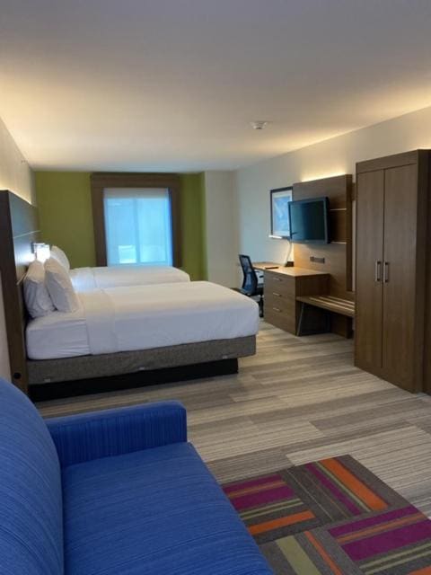 Queen Suite with Two Queen Beds room - Image 1