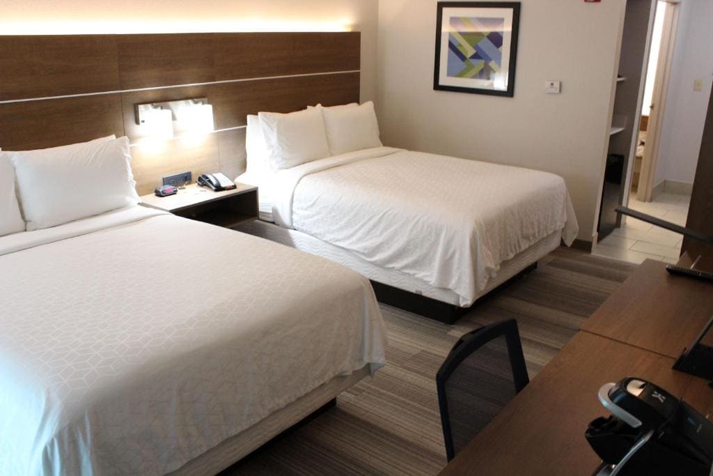 Standard Room with Two Queen Beds room - Image 2