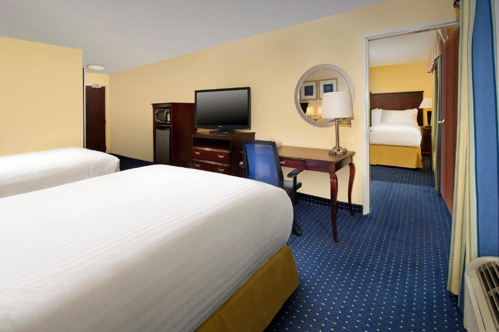 Two-Bedroom Suite with One King and Two Queen Beds room - Image 1